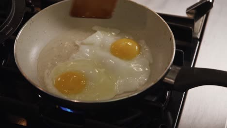 mujer caucásica cocinando en su casa