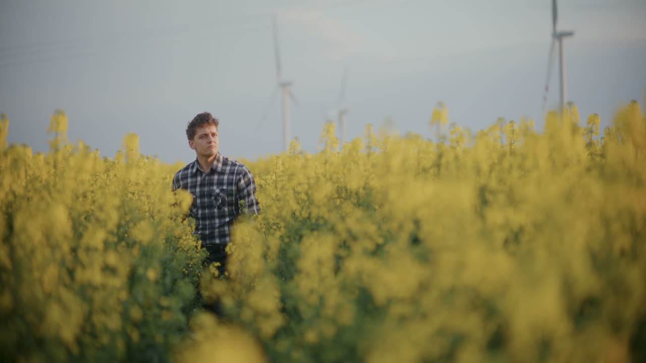 농장에서 꽃이 피는 식물들 사이에서 사려 깊은 농부