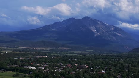 Carbondale-Mount-Sopris-Sporen-Marmor-Basalt-Espe-Schneemassen-El-Jebel-Sommer-Luftdrohne-Colorado-Juni-Juli-Rocky-Mountain-Schneekappe-Gipfel-Marmor-Bewölkt-Sonnig-Tagsüber-Brüllen-Gabel-Fluss-Kreis-Linksbewegung