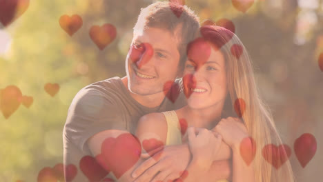 una pareja alegre abrazándose en el parque.