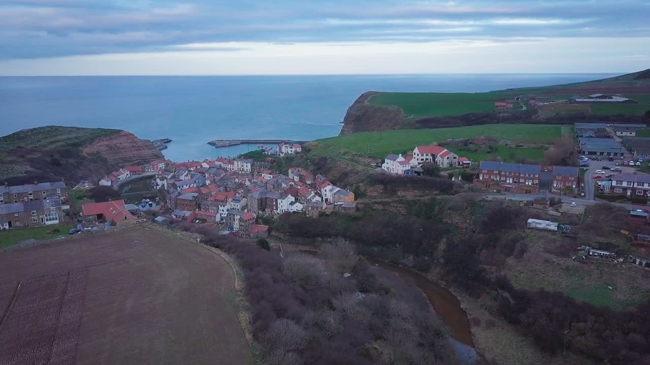 vista aérea de staithes en la costa de yorkshire del norte al atardecer