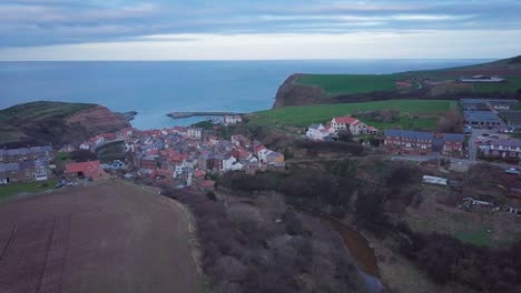 Luftbild-Von-Staithes-An-Der-Küste-Von-North-Yorkshire-In-Der-Abenddämmerung