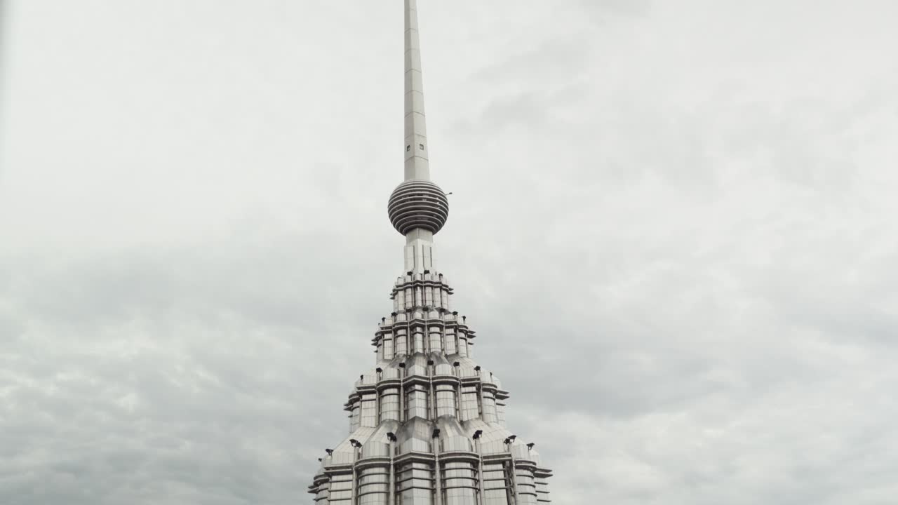 detalle de inclinación de la torre derecha menara berkembar petronas kuala lumpur malasia