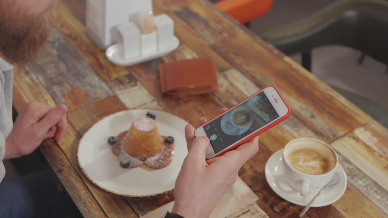 카페 에서 음식 의 사진 을 찍는 것