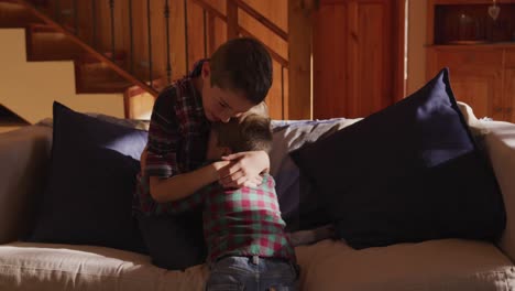 la familia pasa tiempo juntos en casa durante el día