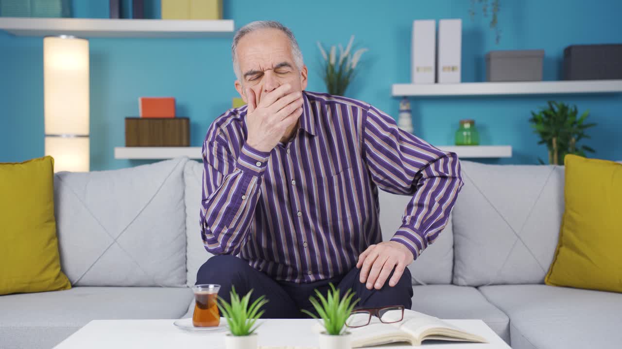 un anciano confundido y curioso.