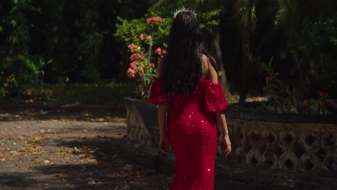 카리브 해 성의 웅장함에서, 은 옷을 입은 젊은 여인이 고대 환경에 매력을 더합니다.