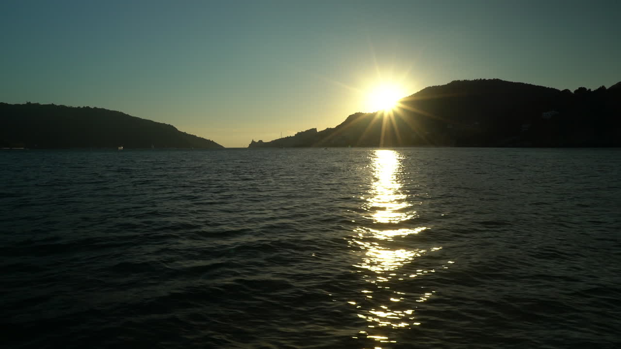 해가 지는 때 포르토 베네레로 항해