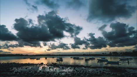 Timelapse-De-La-Puesta-De-Sol-En-La-Playa-De-Blue-Bay,-Mauricio