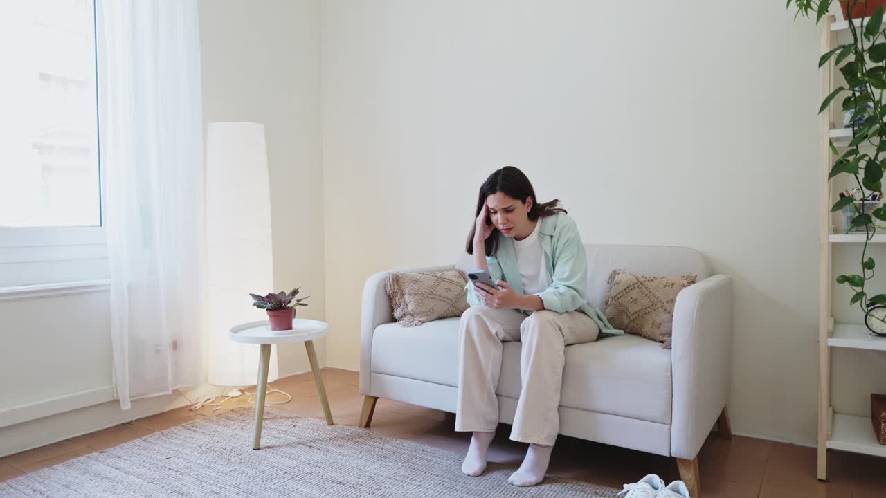 Koltukta Oturan ve Telefonuna Bakan Üzgün Genç Kadın