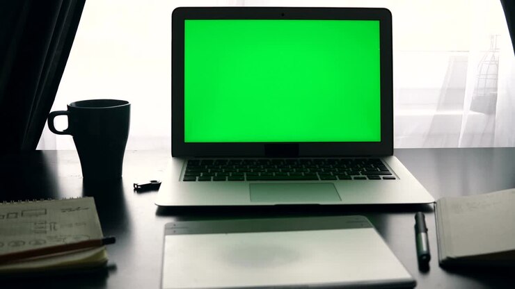 Laptop mit Greenscreen. Arbeitsplatz eines Programmierers