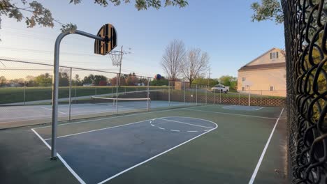 Cancha-De-Baloncesto-Vacía-Suburbana-Puesta-De-Sol