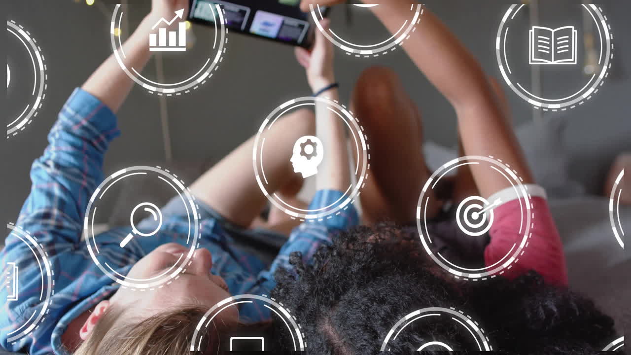 animación de iconos y procesamiento de datos sobre diversas mujeres que utilizan teléfonos inteligentes