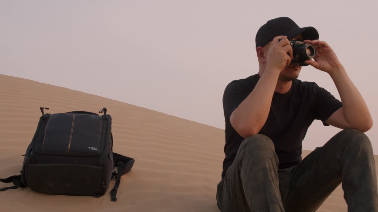 옛 소련 시대 카메라 제니트에서 사진을 찍는 사막의 사진 작가