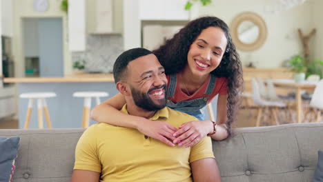 sonrisa, abrazo y pareja feliz en un sofá con amor