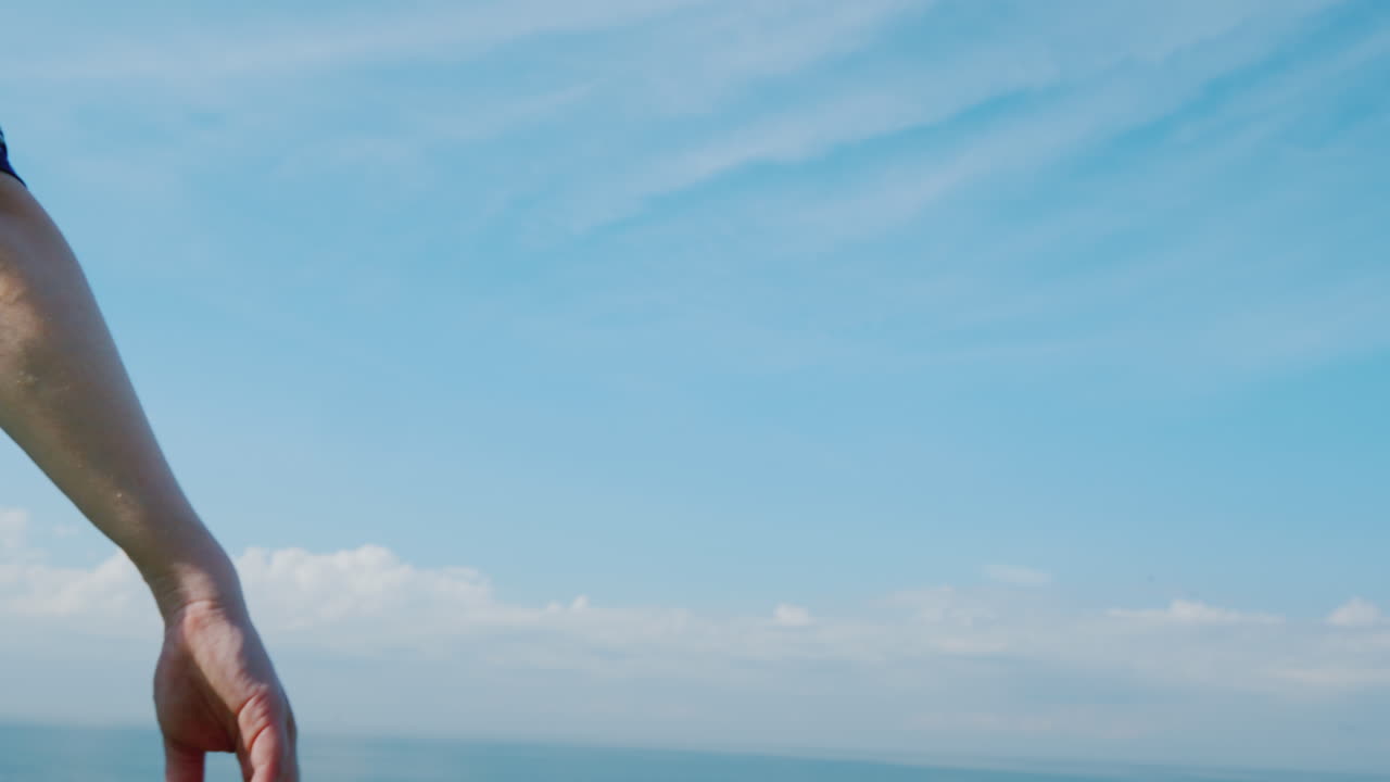 젊은 부부는 푸른 하늘에 손을 잡고