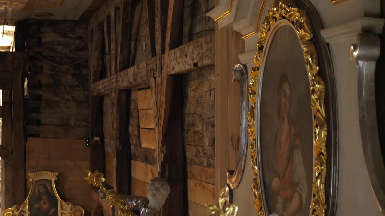 오래된 중세 교회 측면 장식은 가까이 기울어져 있습니다.