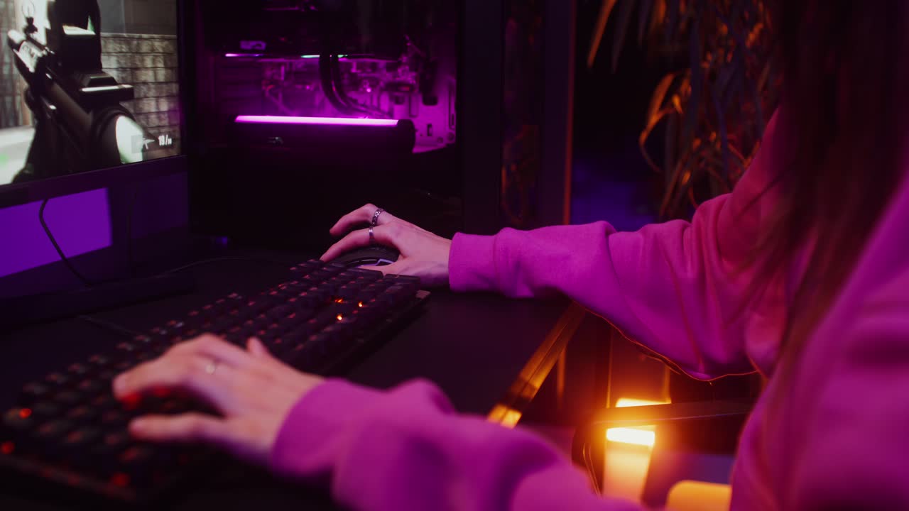 Donna che gioca a Counter-Strike su un PC da gaming