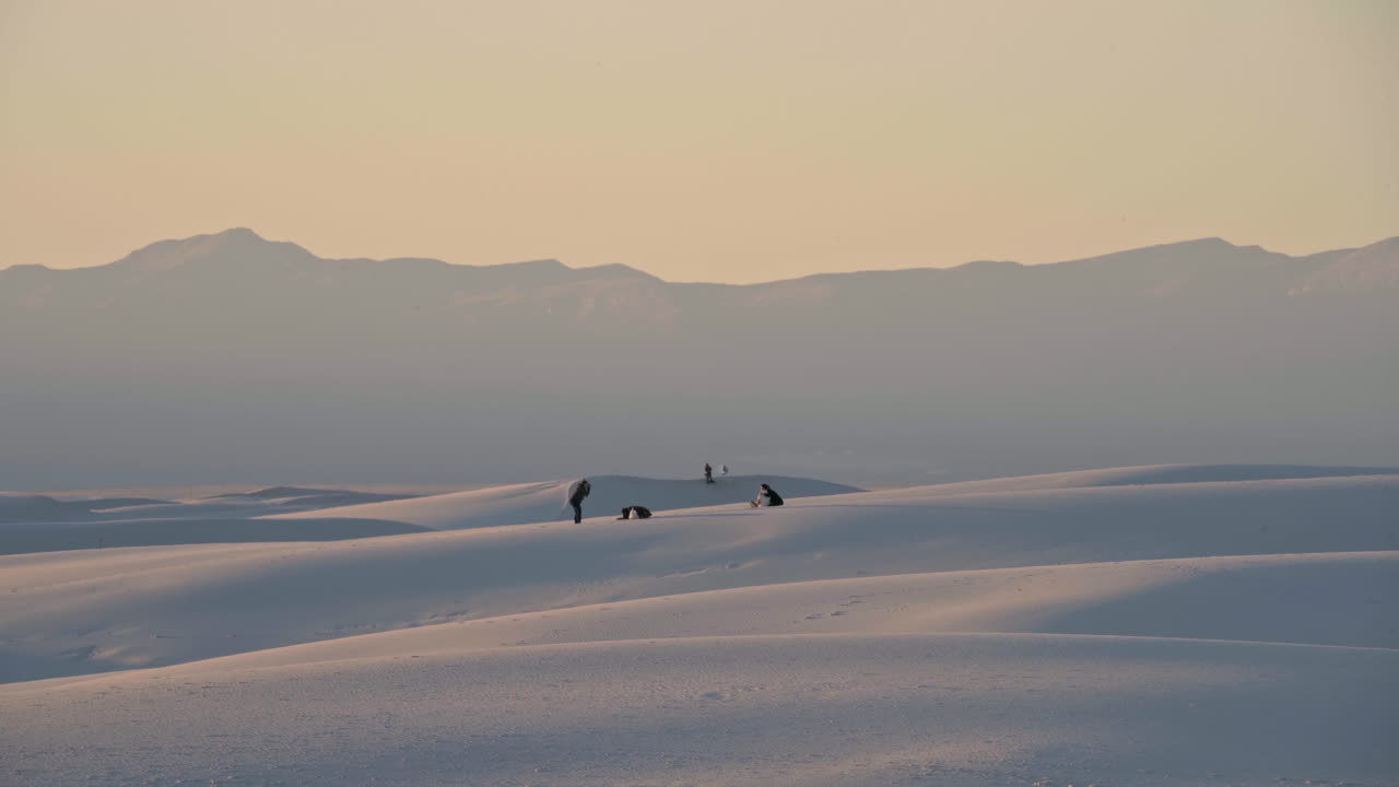 白沙國家公園 (新墨西哥州) 遊客在沙丘上放鬆