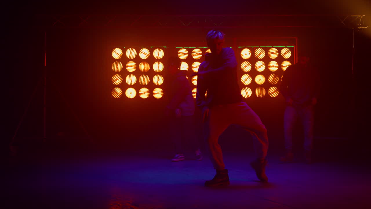 un equipo de hip-hop bailando profesionalmente en un espectáculo de talentos. tres tipos bailando breakdance