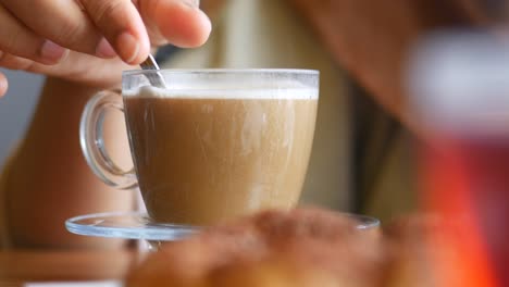mujer disfrutando de un latte y pastel