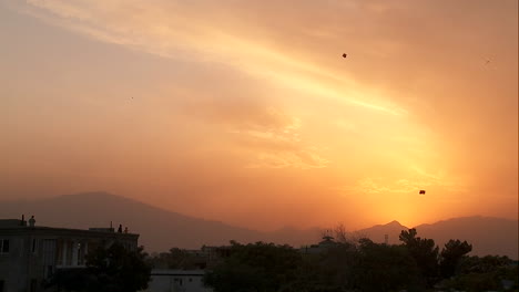 Atardecer-En-Kabul,-Afganistán-Con-Cometas-Volando