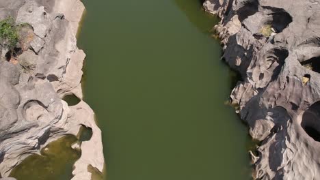 Imágenes-Aéreas-De-Drones-De-Un-Río-Con-Baches---En-Nighoj-Cerca-De-Pune-Y-Es-Famoso-Por-Los-Baches-Creados-Naturalmente-En-El-Lecho-Del-Río-Kukadi