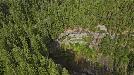 Brandywine-Falls-Bc-Canadá-Antena-V8-Cámara-Lenta-Sobrevuelo-Provincial-Parque,-Cascada-Sobre-La-Pared-De-Rocas-Volcánicas-En-Un-Profundo-Cañón-Rodeado-De-Bosques---Filmada-Con-Mavic-3-Pro-Cine---Julio-De-2023