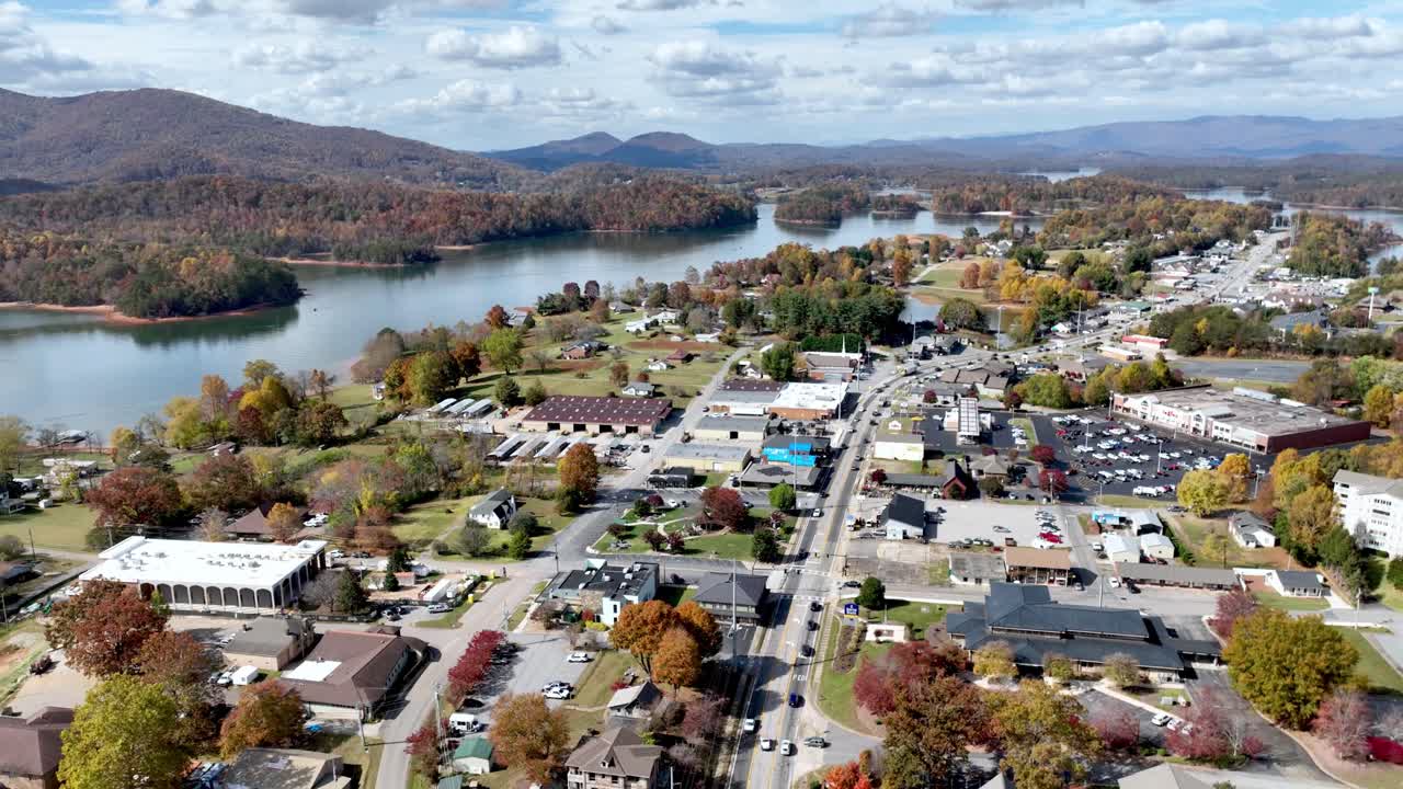 retiro aéreo sobre la ciudad de hiawassee georgia, lago chatuge
