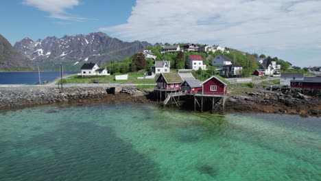 Fantastische-Aufnahme-Der-Typischen-Roten-Häuser-Der-Stadt-Hamnoy-Und-Der-Berge-Am-Horizont