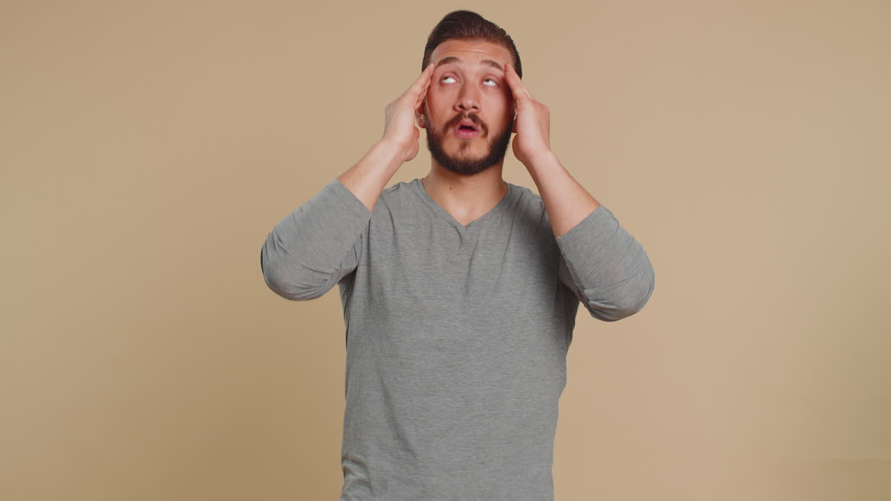 hombre libanés frotando las sienes para curar el problema del dolor de cabeza sufriendo de tensión y dolor de estrés migaine