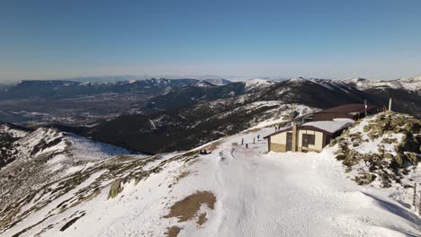 Zurückziehen-Von-Einer-Skistation-Mit-Ankommenden-Skifahrern