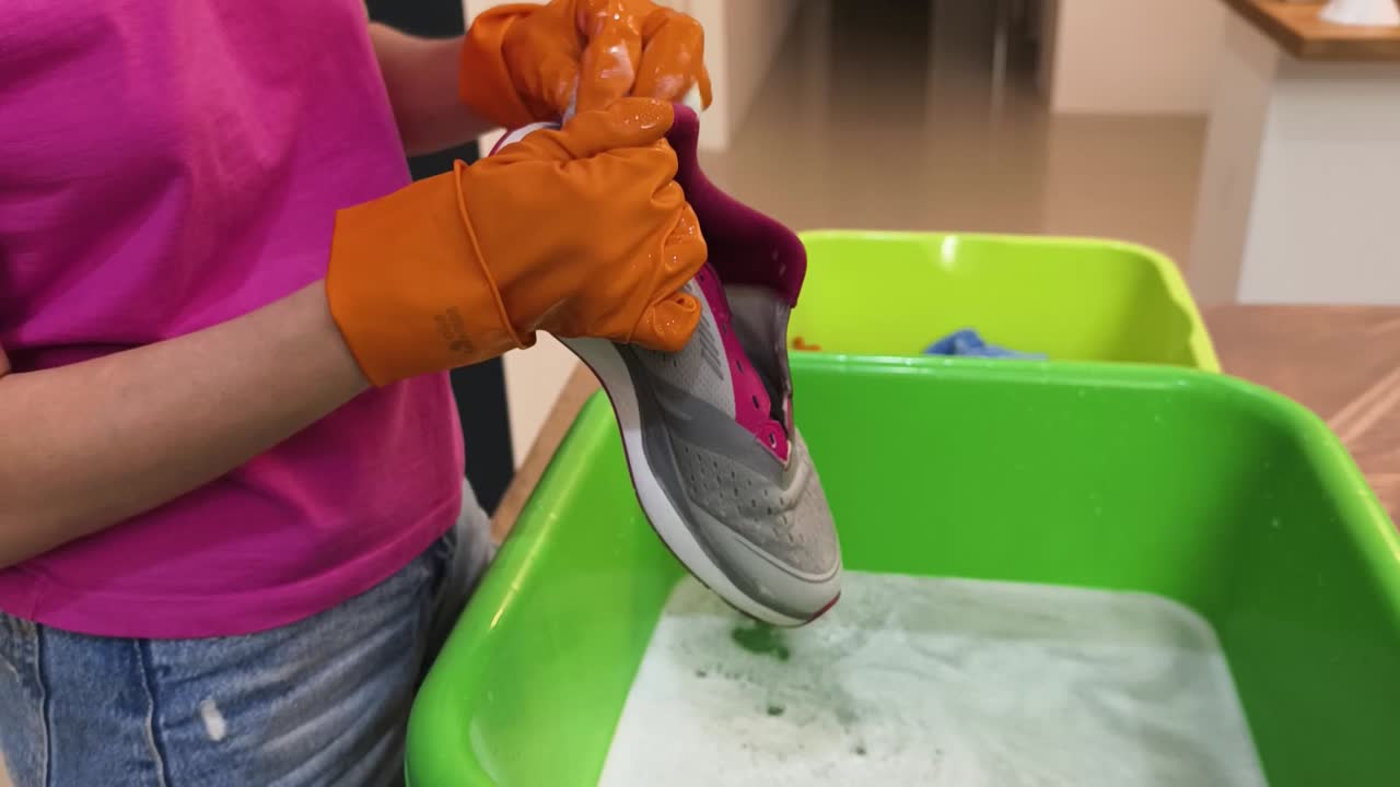 Donna che lava una scarpa