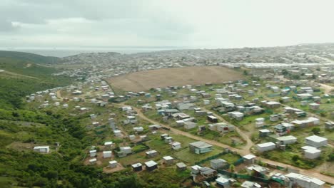 drone aéreo de un enorme asentamiento informal en una pequeña ciudad costera en sudáfrica