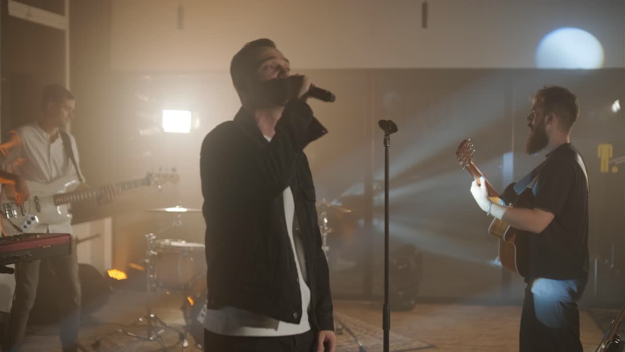 가수, 베이시스트, 피아니스트, 드러머, 기타리스트와 함께 라이브 밴드 공연