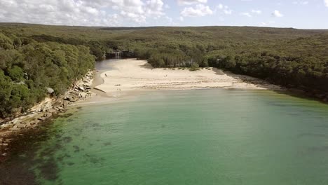 tranquilo día de invierno en la laguna wattamolla en el parque nacional real de sydney