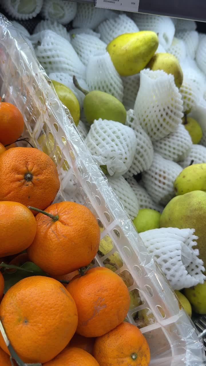 Laranjas e Peras Frescas em Exposição na Seção de Hortifrúti do Supermercado