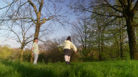 una pareja caminando en un parque.