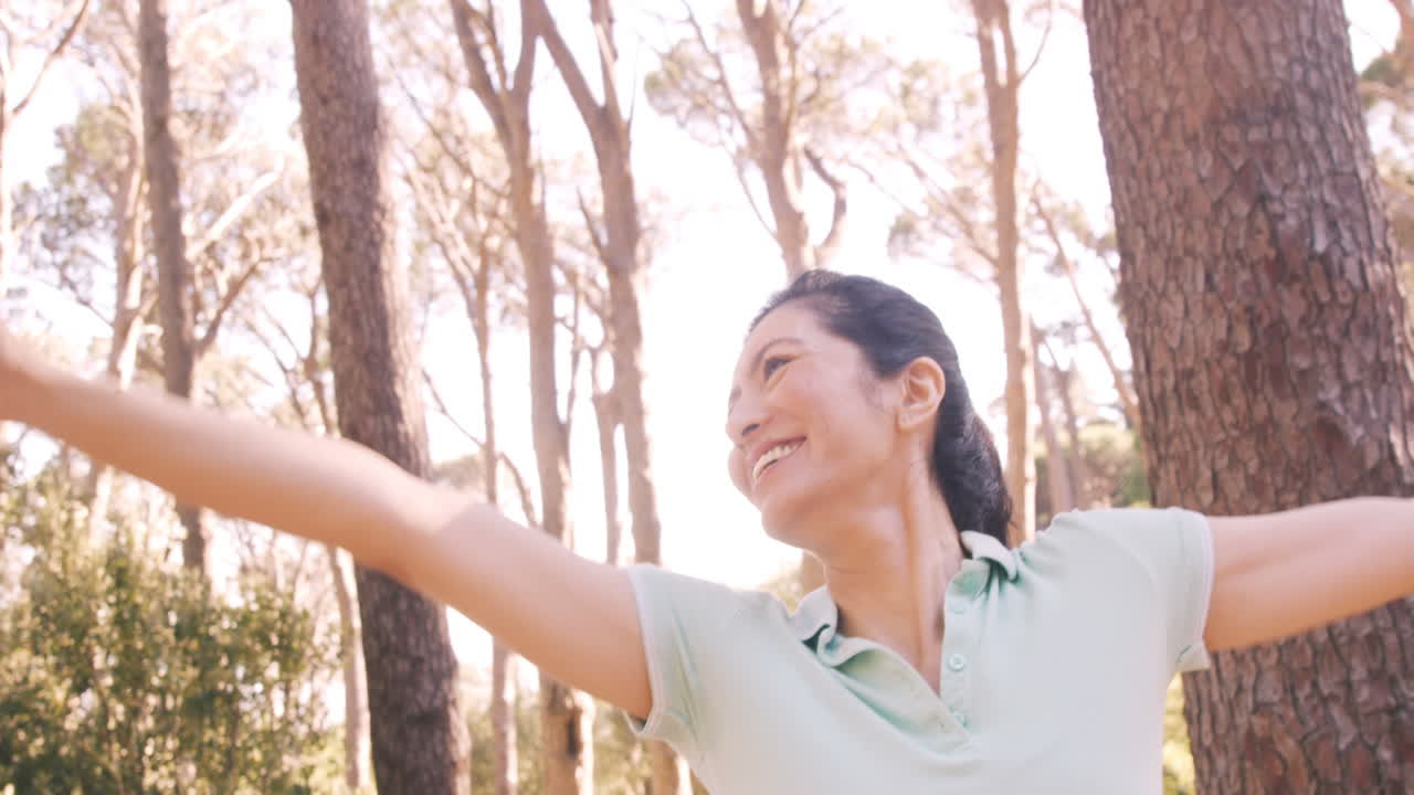 커플 이 캠핑장 에 텐트 를 세우고 있다