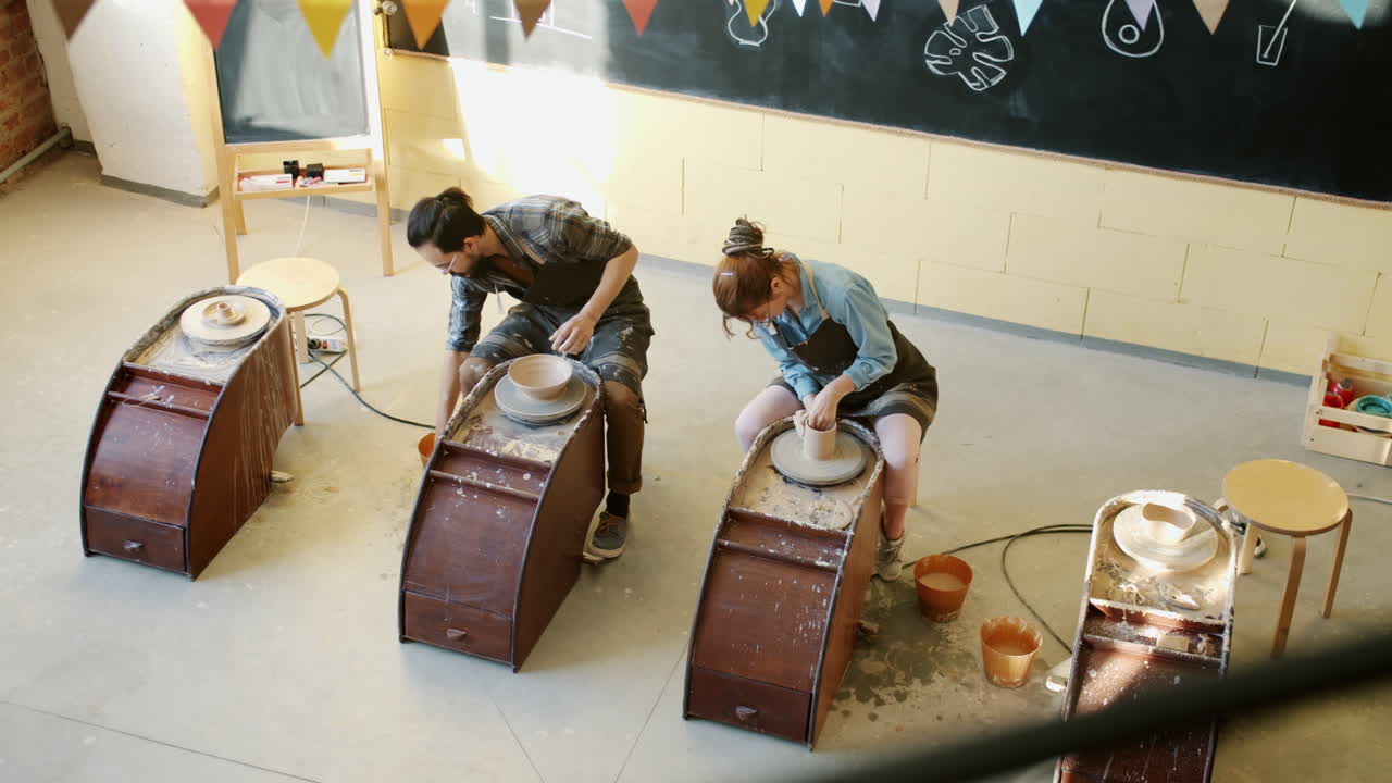 도자기 수업 진행 중