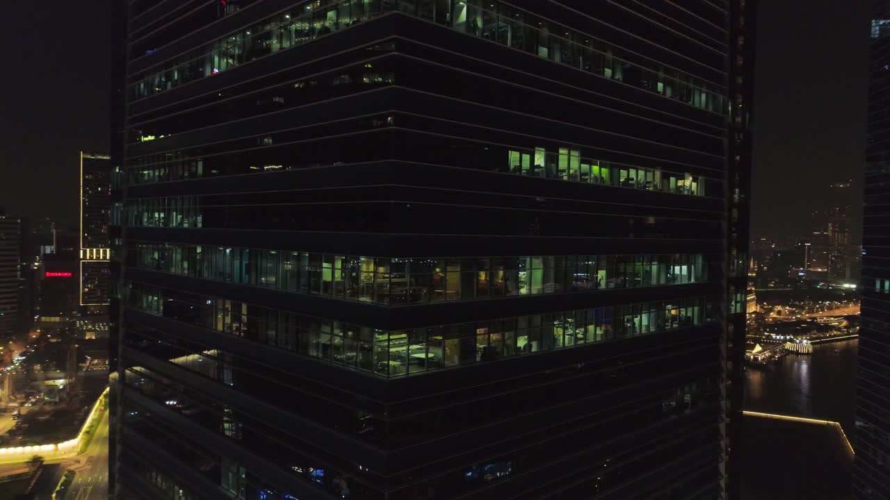Vista notturna di moderni grattacieli per uffici