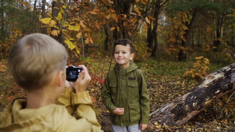 Niño-Sosteniendo-Una-Pequeña-Cámara-Al-Aire-Libre