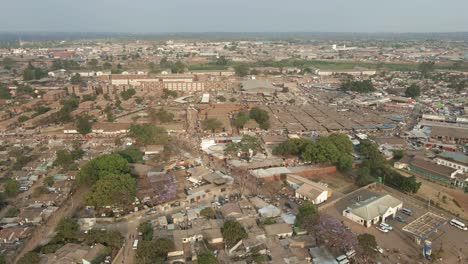 imágenes aéreas de un atestado y ocupado, mbare musika y matapi flats, en harare zimbabwe