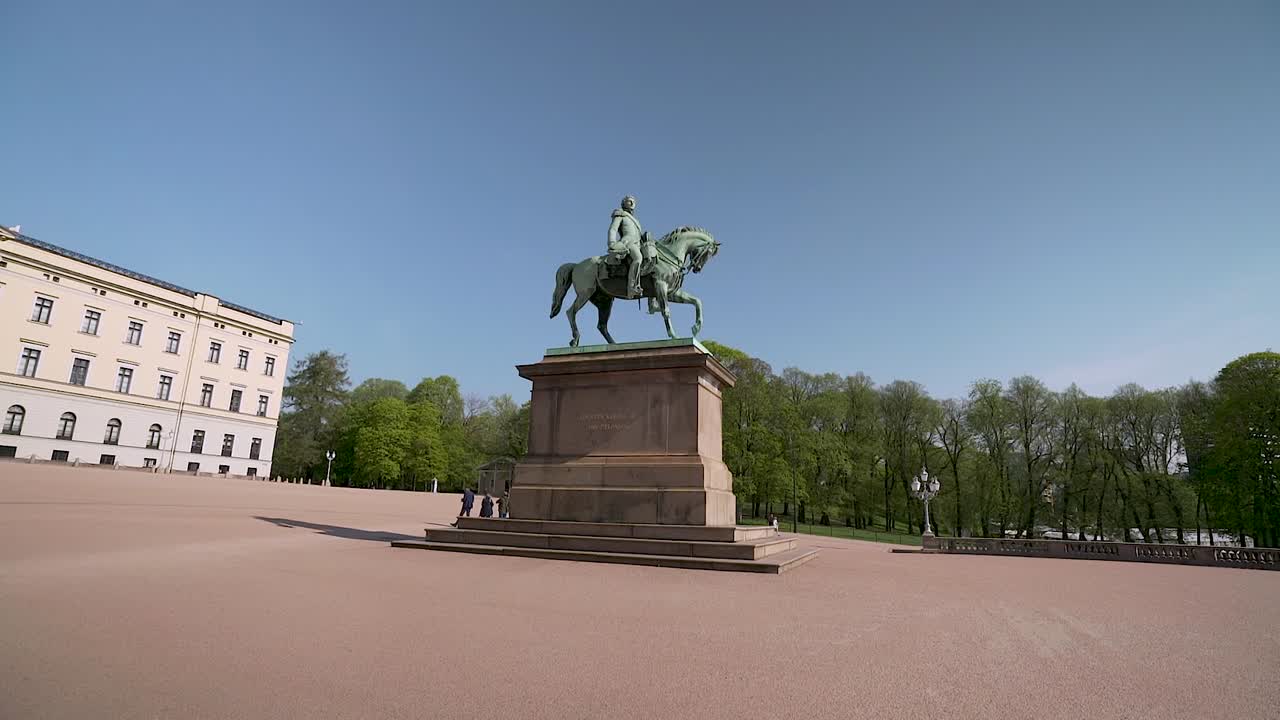 Rotating Gimbal shot of the horse statue in front of the Royal Palace in Oslo, Norway.mp4