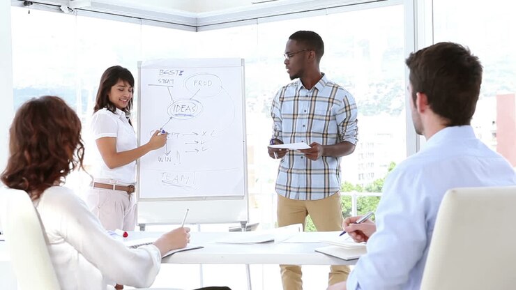 Équipe de création d'entreprise ayant une réunion