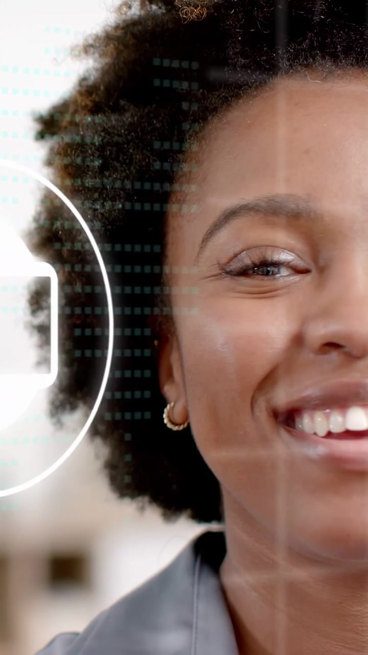 Video verticale: Donna che sorride e ammicca mentre un cerchio UI mostra icone e un occhio ovale scansiona per l'UX.