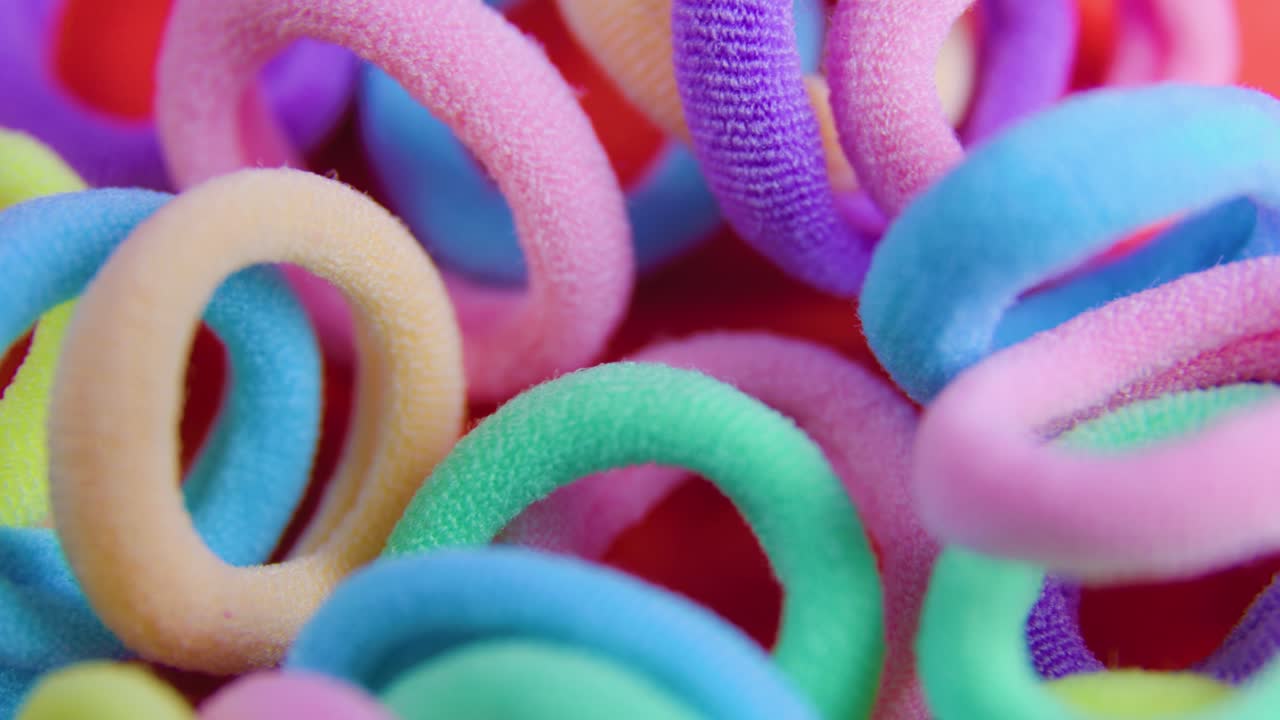 vista superior de unos colores vibrantes girando cerca de las bandas de goma.