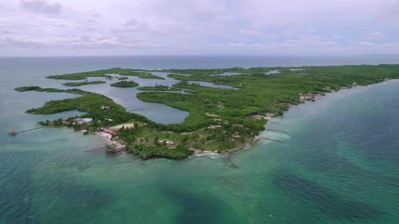 drone se acerca a la isla tropical colombiana de tintipan llena de manglares y lagunas