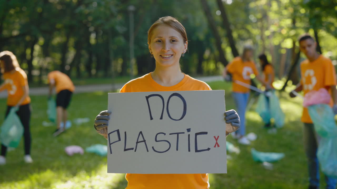 Volontari che ripuliscono l'inquinamento da plastica nel parco