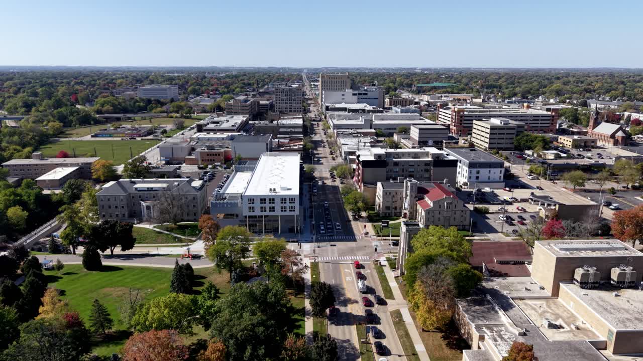 애플턴 위스콘신 상공에서 빠르게 풀아웃하는 항공 촬영
